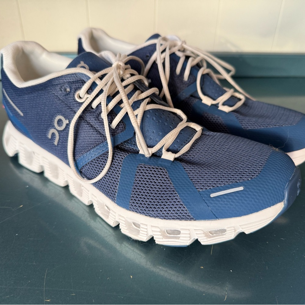 On Running (On Cloud) Women’s Denim blue and White Athletic Shoes